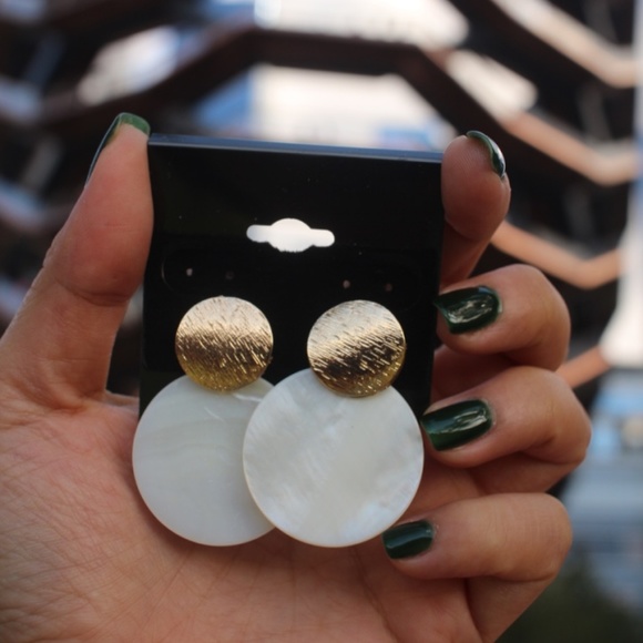 New Geometric round circle shell dainty earrings - Picture 4 of 7